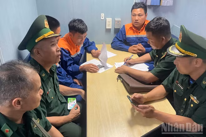 Cán bộ Ban Chỉ huy Biên phòng cửa khẩu cảng Hải Phòng làm thủ tục tiếp nhận thuyền viên bị nạn.