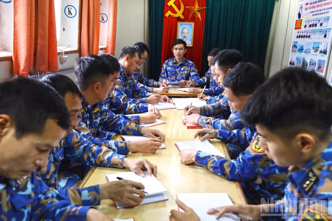 Một buổi sinh hoạt đảng khi tàu thực hiện nhiệm vụ trên biển - tàu 267, Hải đội 134 Lữ đoàn 170. 