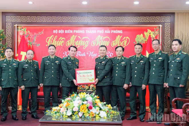 Trung tướng Vũ Trung Kiên thay mặt Đảng ủy, Bộ Tư lệnh Bộ đội Biên phòng tặng quà cho cán bộ, chiến sĩ Bộ đội Biên phòng thành phố nhân dịp Tết Nguyên đán Bính Ngọ 2026.