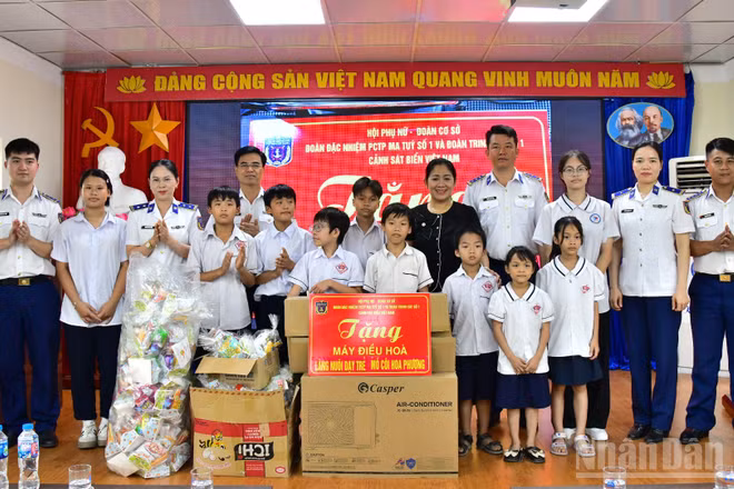 Cán bộ, chiến sĩ Cảnh sát biển thăm, tặng quà các cháu thiếu nhi tại Trung tâm chăm sóc xã hội và bảo trợ trẻ em Hoa Phượng.