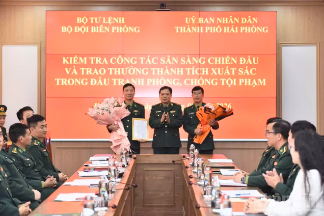 Thiếu tướng Nguyễn Văn Thiện, Phó Tư lệnh Bộ đội Biên phòng tặng bằng khen cho các cá nhân có thành tích xuất sắc.