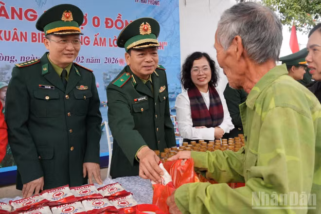 Thiếu tướng Nguyễn Văn Thiện, Phó Tư lệnh Bộ đội Biên phòng và lãnh đạo Bộ đội Biên phòng Hải Phòng trao nhu yếu phẩm tại gian hàng “0 đồng” cho nhân dân.