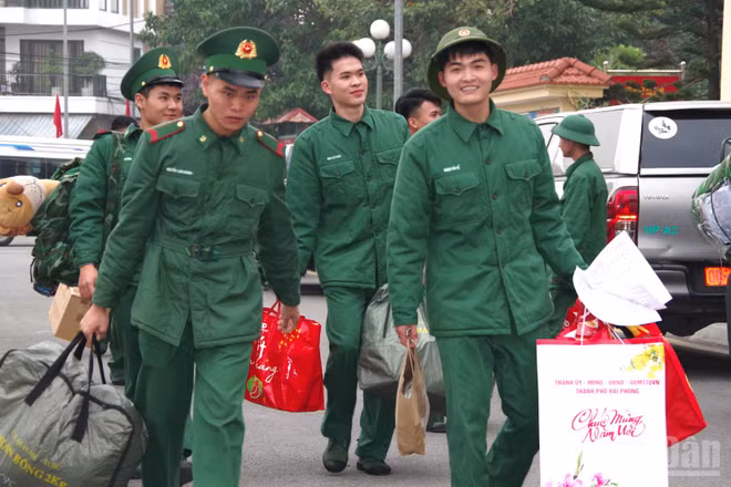 Các chiến sĩ hoàn thành nghĩa vụ quân sự, trở về địa phương.