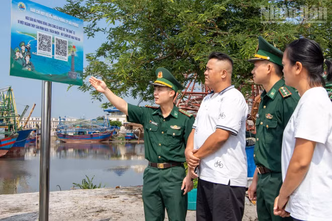 Cán bộ, chiến sĩ Bộ đội Biên phòng thành phố Hải Phòng thông tin và hướng dẫn ngư dân sử dụng mã “QR kép”.