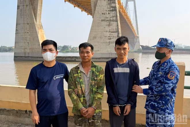 Đối tượng Lò Văn Nghĩa (trái) và Đoàn Mạnh Hùng (phải) tại thời điểm bị bắt giữ