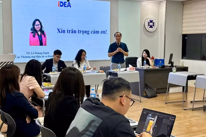 Phó Giáo sư, Tiến sĩ Nguyễn Hồng Quân trao đổi về cơ hội và thách thức khi ứng dụng AI trong thương mại điện tử. (Ảnh: Trường đại học Ngoại thương cung cấp)