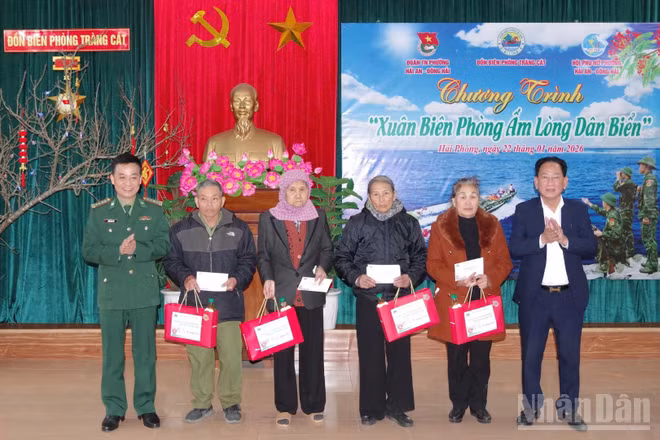 Đại tá Kiều Mạnh Hiệp, Phó chính ủy Bộ đội Biên phòng Hải Phòng và Phó Chủ tịch Ủy ban nhân dân phường Hải An Bùi Quang Ngân trao quà cho các gia đình có hoàn cảnh khó khăn.