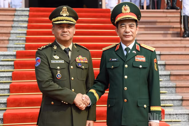 Đại tướng Phan Văn Giang, Ủy viên Bộ Chính trị, Phó Bí thư Quân ủy Trung ương, Phó Thủ tướng Chính phủ, Bộ trưởng Quốc phòng Việt Nam và Đại tướng Tea Seiha, Phó Thủ tướng Chính phủ, Bộ trưởng Quốc phòng Campuchia. (Ảnh: THẾ ĐẠI)
