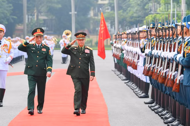 Đại tướng Phan Văn Giang và Đại tướng Khamliang Outhakaysone duyệt đội danh dự Quân đội nhân dân Việt Nam. (Ảnh: THẾ ĐẠI)
