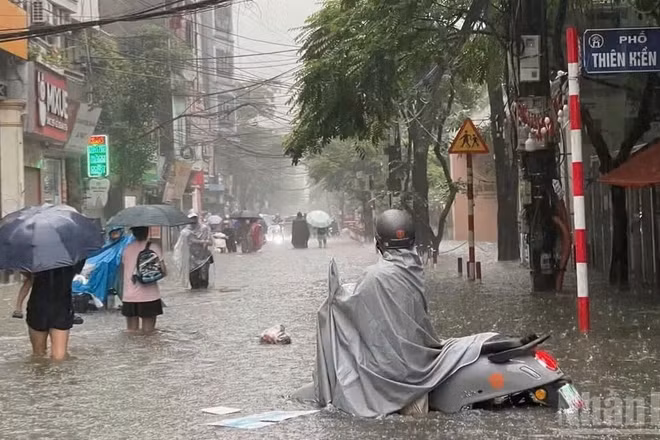 Nhiều tuyến đường ở Hà Nội ngập sâu do mưa lớn diện rộng, ảnh hưởng đến đời sống, sinh hoạt của người dân. (Ảnh minh họa: VIỆT HÀ)