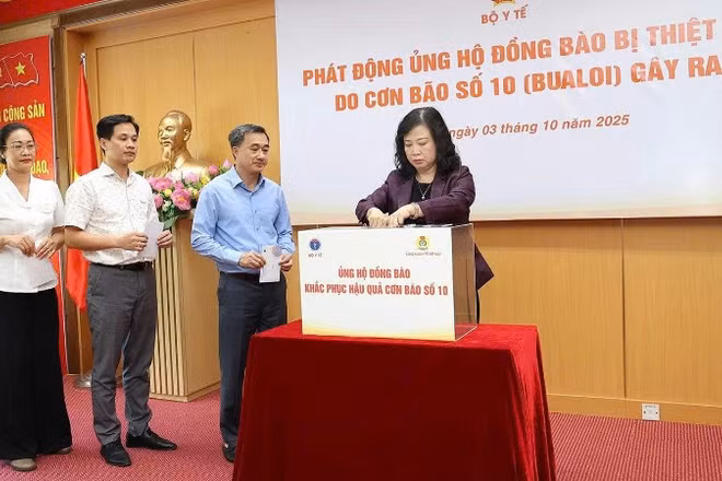 Cán bộ, công chức, viên chức, người lao động thuộc Bộ Y tế đã trực tiếp tham gia quyên góp, ủng hộ đồng bào vùng bão lũ bằng việc bỏ phong bì vào thùng quyên góp.