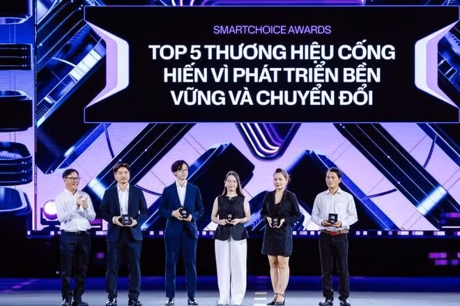 Ban tổ chức trao giải Top 5 thương hiệu cống hiến vì phát triển bền vững và chuyển đổi.
