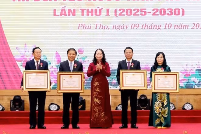 Phó Chủ tịch nước Võ Thị Ánh Xuân trao Huân chương Lao động hạng Nhất, Nhì cho các đồng chí lãnh đạo, nguyên lãnh đạo tỉnh Phú Thọ.