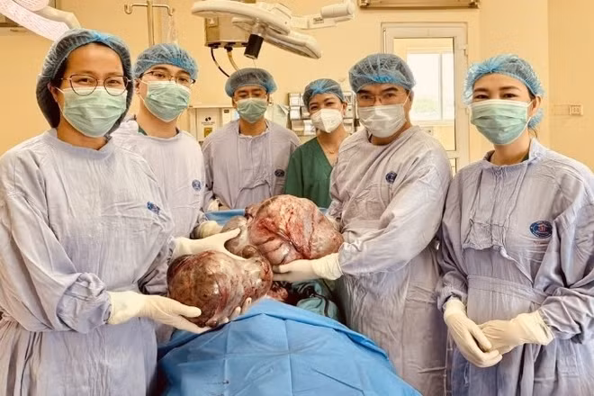 Ê-kíp các bác sĩ Bệnh viện K phẫu thuật cắt bỏ khối u cho người bệnh.