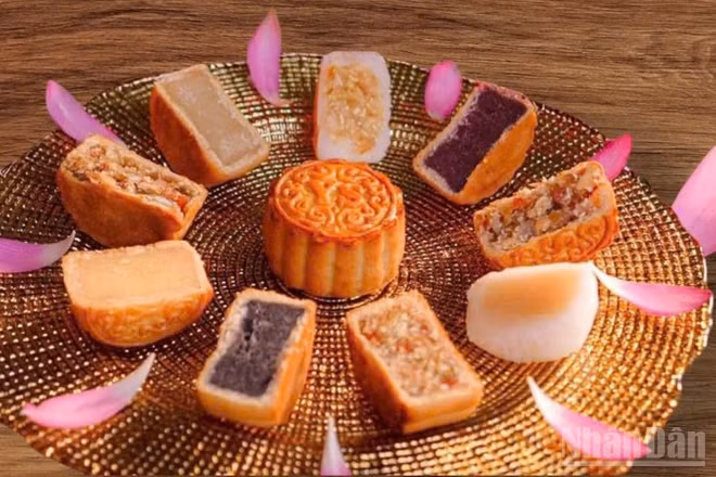 Bộ Y tế hướng dẫn cách chọn bánh trung thu bảo đảm an toàn thực phẩm. (Ảnh minh họa: THANH NGA)