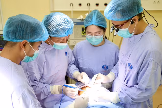 Ê-kíp bác sĩ Bệnh viện K thực hiện phẫu thuật cho bệnh nhân. (Ảnh minh họa: THÁI HÀ)