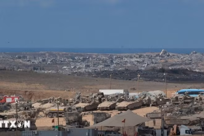 Xe quân sự Israel tại khu vực biên giới với Dải Gaza ngày 10/10/2025. (Ảnh: THX/TTXVN)