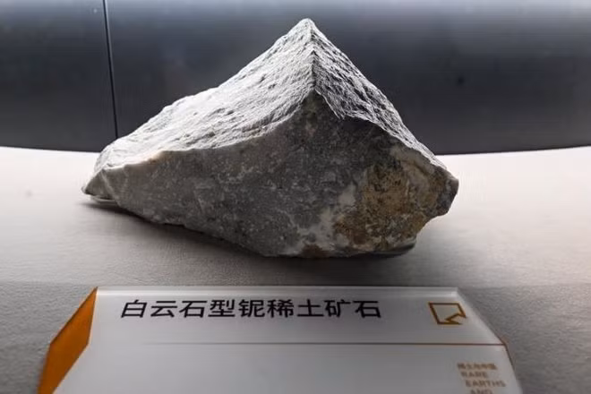 Một mẩu quặng đất hiếm tại một bảo tàng đất hiếm ở Bao Đầu, Khu tự trị Nội Mông, miền bắc Trung Quốc. (Ảnh: Tân hoa xã)
