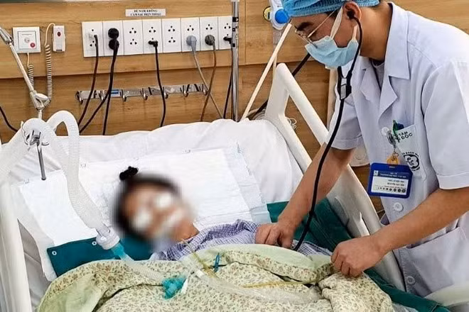 Một bệnh nhân bị hôn mê sau 1 ngày uống nước kiềm chữa bệnh được điều trị tại Bệnh viện Bạch Mai.