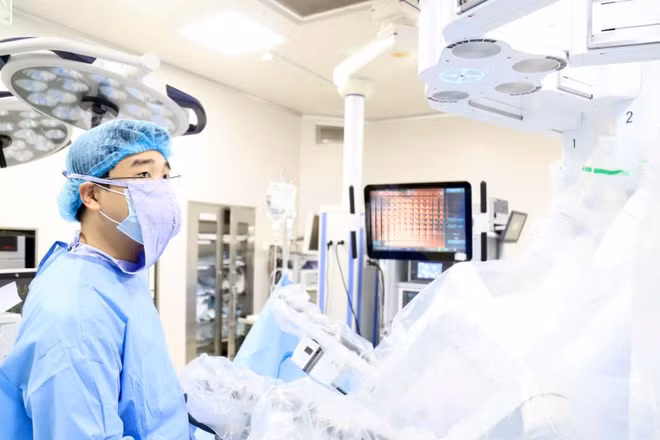 Ê-kíp các bác sĩ Bệnh viện K thực hiện ca phẫu thuật bằng robot cho bệnh nhân.