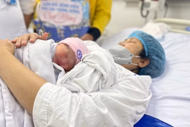 Thủ tướng Chính phủ chỉ đạo bổ sung các chính sách hỗ trợ, khuyến khích các cặp vợ chồng sinh con, sinh đủ hai con, phụ nữ sinh đủ hai con trước 35 tuổi.