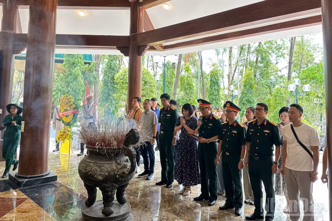 Các đại biểu Đoàn công tác Khoa Công tác đảng, công tác chính trị (Học viện Quân y) dâng hương, tri ân tại Khu di tích lịch sử quốc gia đặc biệt Ngã ba Đồng Lộc (Hà Tĩnh).