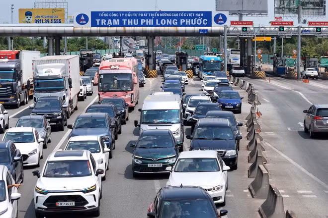 Giao thông cửa ngõ Thành phố Hồ Chí Minh tăng cao ngày cuối kỳ nghỉ Tết. (Ảnh: TTXVN)