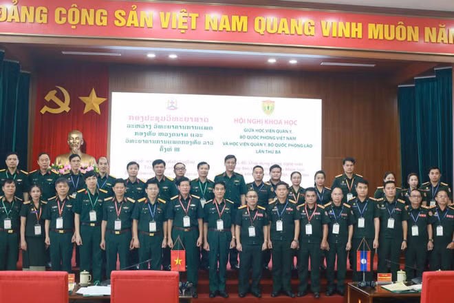 Các đại biểu chụp ảnh chung tại hội nghị khoa học lần thứ 3 giữa Học viện Quân y Việt Nam và Học viện Quân y Lào.