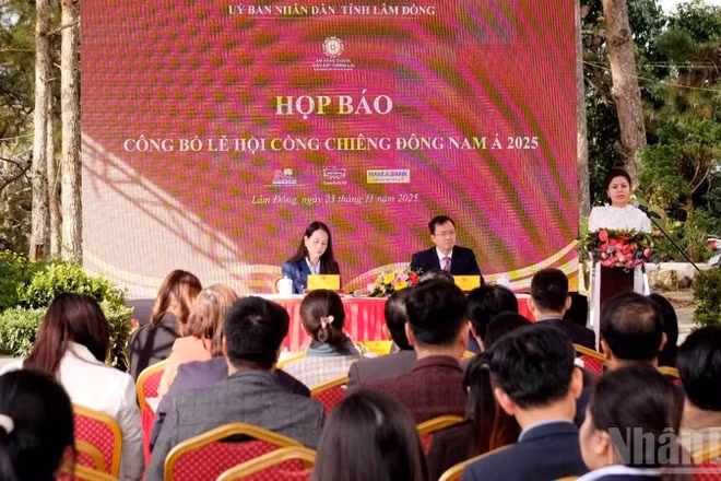 Quang cảnh họp báo.