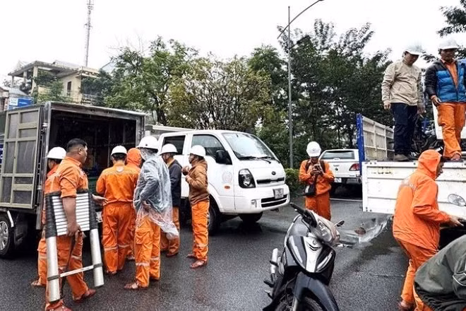 Đội xung kích nhanh chóng sắp xếp vật tư, trang thiết bị, phương tiện… lên đường thực hiện nhiệm vụ. (Ảnh: Điện lực Huế)