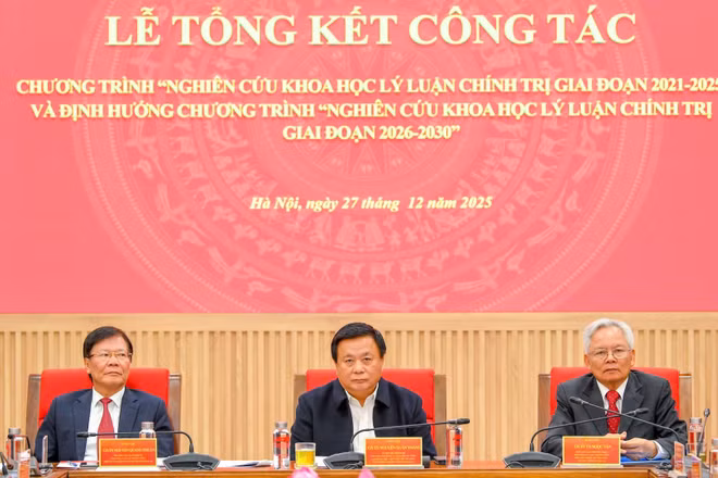 Các đồng chí chủ trì Lễ tổng kết. (Ảnh: THẾ ĐẠI)