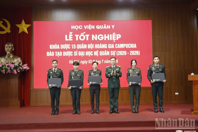 Đại tá, Giáo sư, Tiến sĩ Nguyễn Duy Bắc, Phó Giám đốc Học viện Quân y tặng quà cho học viên khóa Dược 15 Quân đội Hoàng gia Campuchia.