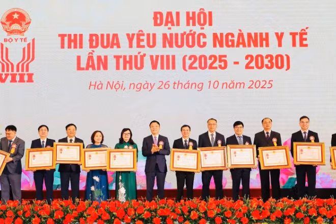 Phó Thủ tướng Lê Thành Long trao tặng Huân chương Lao động cho các tập thể, cá nhân ngành y tế có thành tích đặc biệt xuất sắc