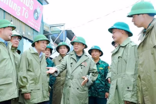 Phó Thủ tướng Chính phủ Trần Hồng Hà chỉ đạo công tác ứng phó với bão số 10 tại Nghệ An.