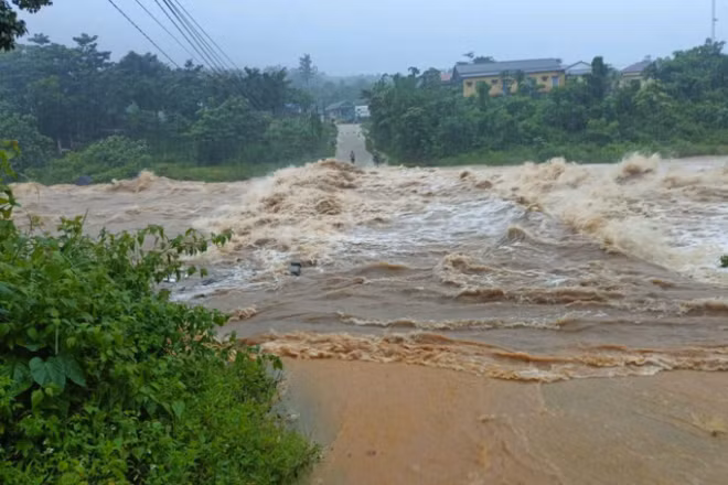 Nước sông thượng nguồn dâng cao, chảy xiết đoạn qua xã Hướng Phùng, tỉnh Quảng Trị.