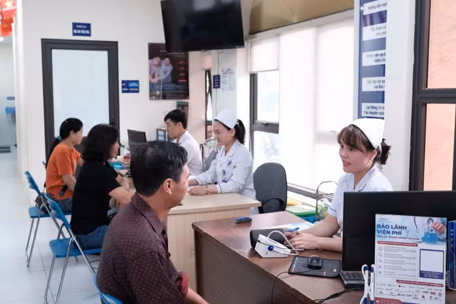 Người dân khám, chữa bệnh tại Bệnh viện Hữu Nghị. (Ảnh: THU TRANG)