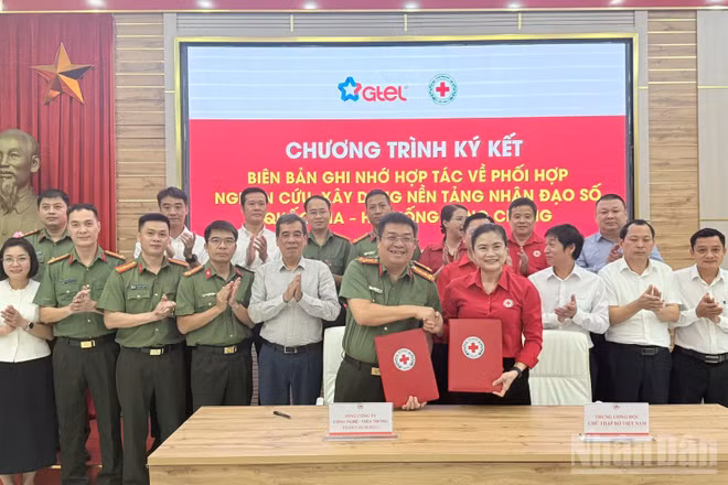 Đại diện lãnh đạo Trung ương Hội Chữ thập đỏ Việt Nam và Tổng công ty Công nghệ-Viễn thông Toàn cầu (GTEL) ký kết Biên bản ghi nhớ hợp tác. (Ảnh: T.L)