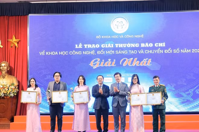 Các tác giả giành giải Nhất Giải thưởng báo chí về Khoa học, công nghệ, đổi mới sáng tạo và chuyển đổi số năm 2025.