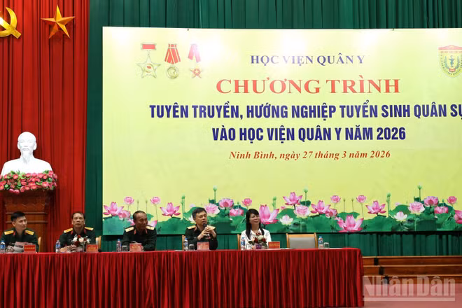 Lãnh đạo Học viện Quân y hướng dẫn, giải đáp những nội dung thông tin tuyển sinh vào Học viện Quân y năm 2026.
