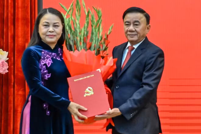Thường trực Ban Bí thư Trần Cẩm Tú trao Quyết định của Bộ Chính trị, tặng hoa chúc mừng đồng chí Nguyễn Thị Thu Hà. (Ảnh: DUY LINH)