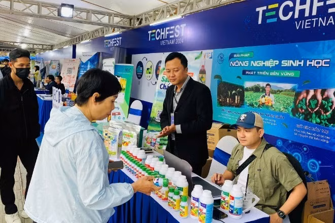 Người dân tham quan các gian hàng trưng bày tại Techfest Vietnam 2024. (Ảnh: BÁO NHÂN DÂN)