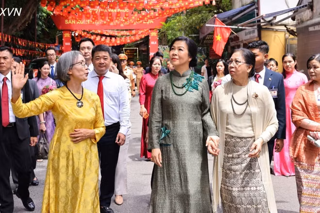 Phu nhân Ngô Phương Ly và Phu nhân Kyu Kyu Hla tham quan làng lụa Vạn Phúc. (Ảnh: TTXVN)