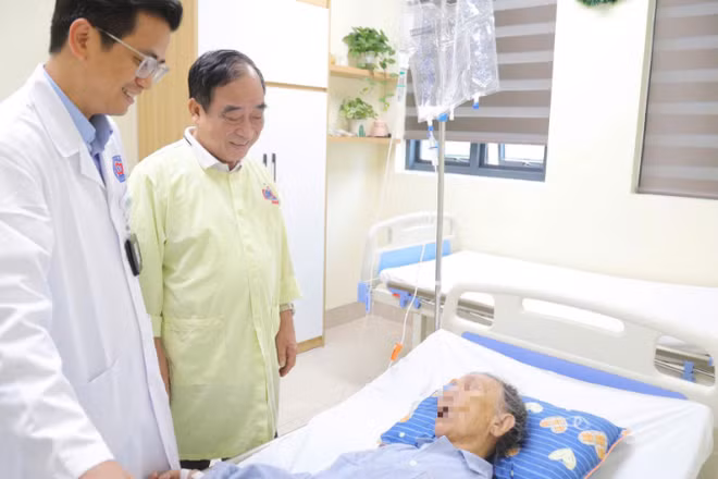 Bác sĩ Bệnh viện K thăm khám cho cụ B. sau phẫu thuật.