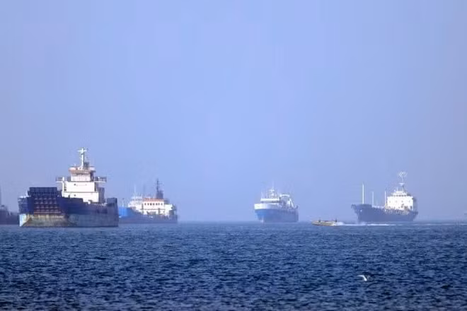 Tàu thuyền vận chuyển trên eo biển Hormuz. (Ảnh: THX/TTXVN)