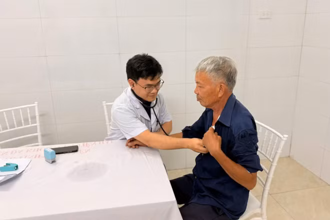 Các bác sĩ khám sức khỏe, khám sàng lọc miễn phí cho người dân tỉnh Hưng Yên.