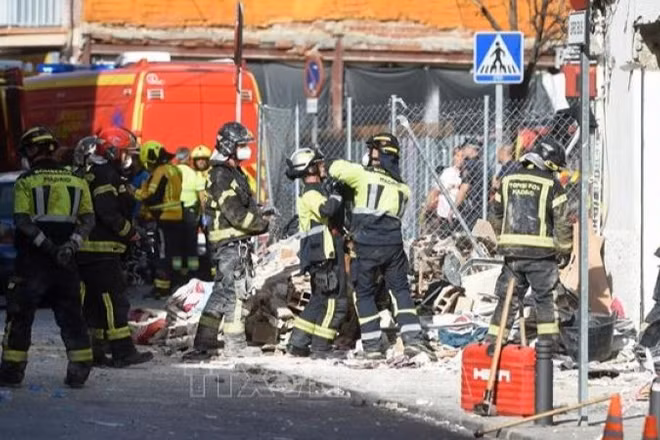 Lực lượng cứu hỏa tại hiện trường vụ nổ ở Madrid, Tây Ban Nha ngày 13/9/2025. Ảnh: THX/TTXVN