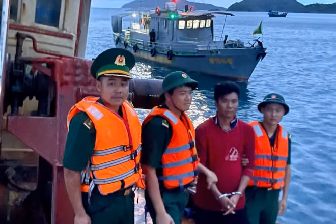 Bộ đội Biên phòng bắt giữ đối tượng Thả. (Ảnh: CTV)