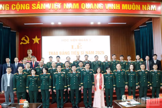 Các tân Tiến sĩ chụp ảnh cùng các đại biểu.