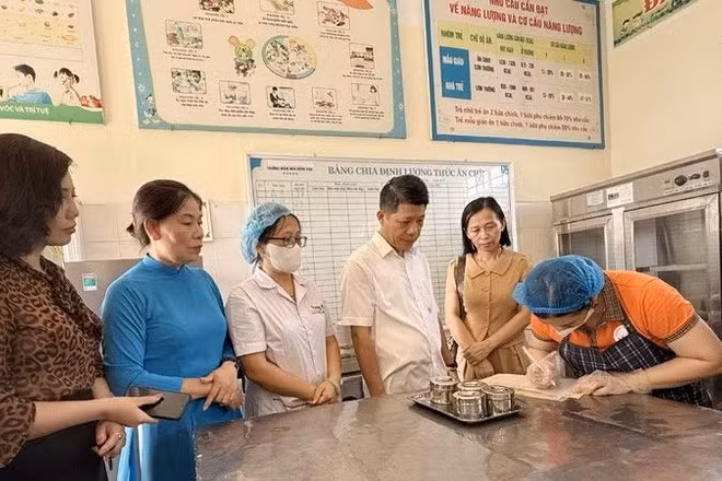Các cơ quan chức năng kiểm tra vệ sinh an toàn thực phẩm tại các bếp ăn tập thể tại trường học trên địa bàn Hà Nội. (Ảnh minh họa)