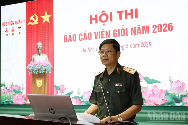 Thiếu tướng, Phó Giáo sư, Tiến sĩ Nguyễn Văn Nam, Ủy viên Ban Thường vụ Đảng ủy, Phó Chính ủy Học viện Quân y phát biểu khai mạc hội thi.